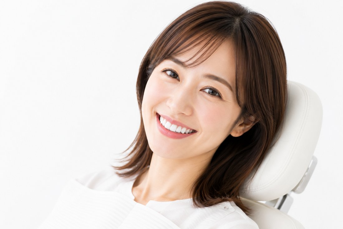 歯科チェアで安心した表情の女性