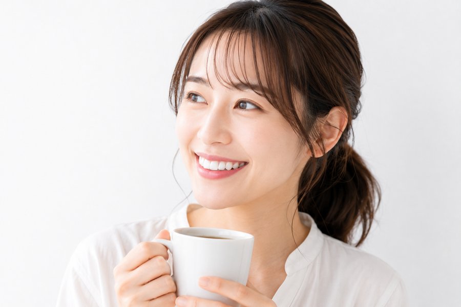 コーヒーを持つ女性