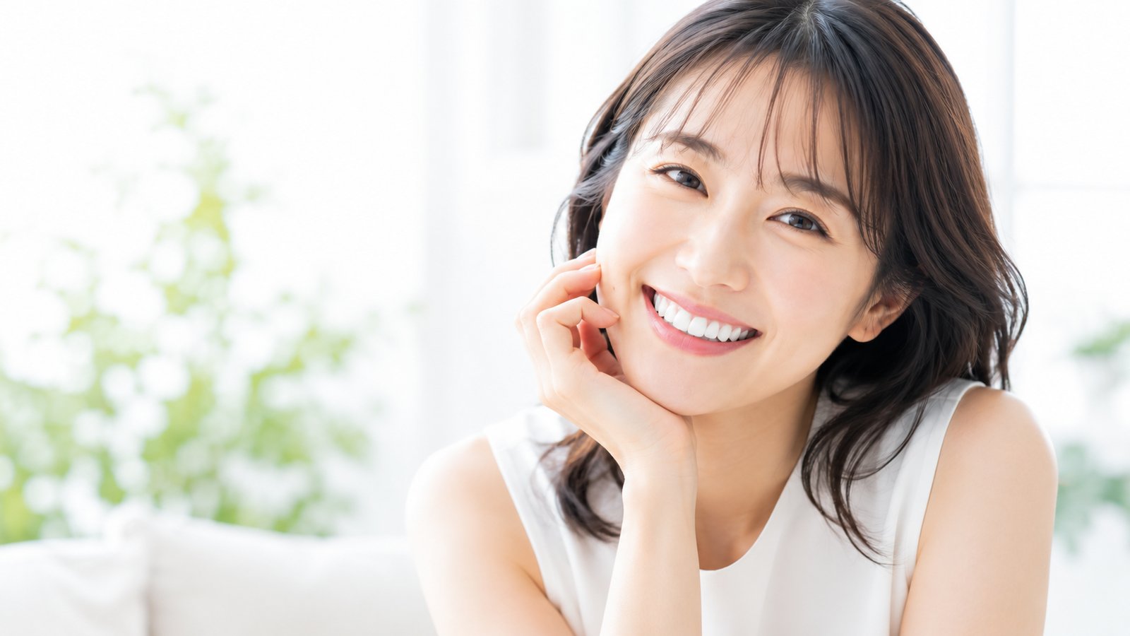 白い歯で自然に笑う女性